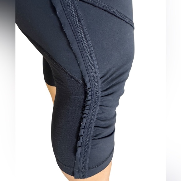 LULULEMON Black Legging Below the Knee Side Rouching detail Size 4 - Picture 7 of 10